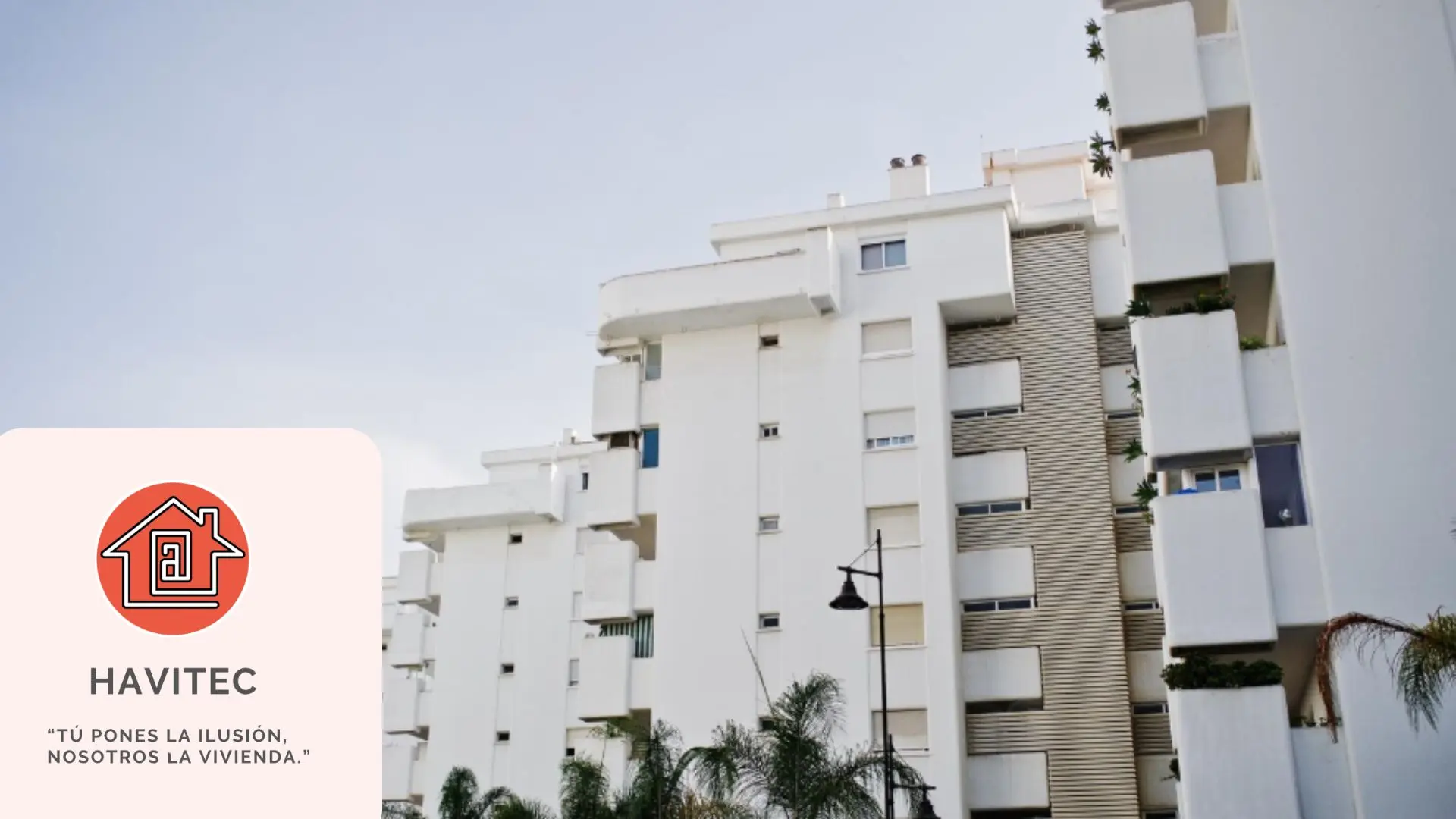 Edificio residencial con zonas comunes bien mantenidas dentro de una comunidad de vecinos