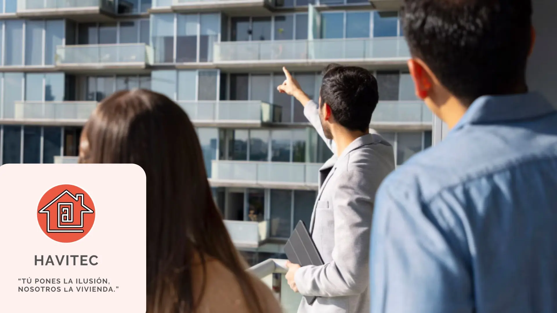 Comprador analizando una vivienda que genera interés inmediato